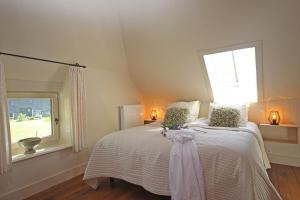 a bedroom with a large bed with a window at B&B Lhee-Gaarde in Dwingeloo