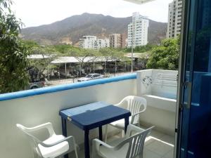 - Balcón con mesa y sillas y vistas a la ciudad en Apartamento 2D Ed.El Lago, en Santa Marta