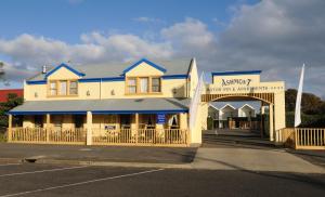 Un edificio con un cartel en el frente. en Ashmont Motel and Apartments, en Port Fairy