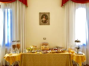 een kamer met twee tafels met eten erop bij Hotel Marte in Venetië