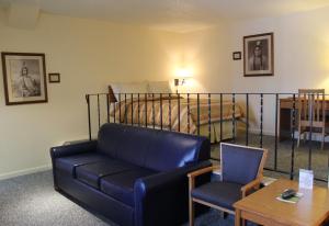 a living room with a couch and a bed at Mill Inn in Sheridan