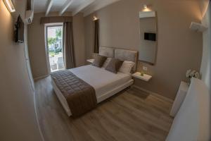 1 dormitorio con cama y ventana grande en Aurora ApartHotel, en Peschiera del Garda