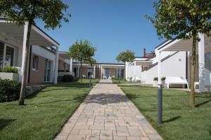 a walkway in front of a row of houses at Aurora ApartHotel in Peschiera del Garda