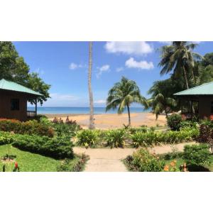 een uitzicht op het strand vanaf een resort bij ABC Chalet Tioman in Tioman Island