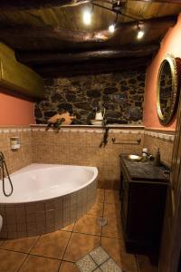 ein Badezimmer mit einer großen Badewanne und einem Waschbecken in der Unterkunft Paraíso Ortegal in Feás