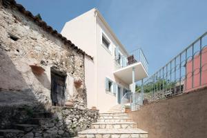 una escalera que conduce a un edificio blanco en Lavender Cottage., en Skriperón