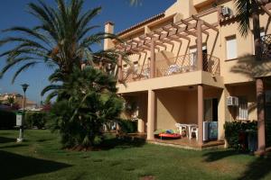 une maison avec un balcon et un palmier dans l'établissement Retiro Park II - Serviden, à Dénia