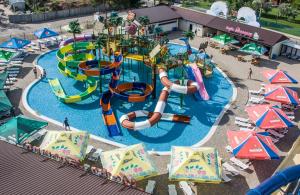 Luftaufnahme eines Wasserparks mit Wasserrutsche in der Unterkunft Orbita in Koblewe