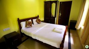 Kenichira的住宿－Hiliya Resort，一间卧室配有带白色床单和枕头的床。