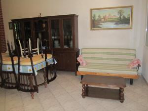 un soggiorno con 2 sedie e un divano di Villa Rosa a Case Monterosso