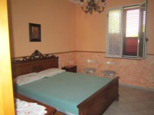 una camera con un letto e due sedie e una finestra di Villa Rosa a Case Monterosso