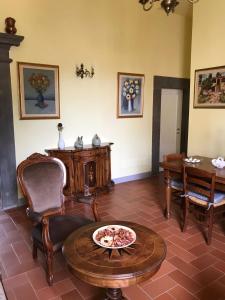 sala de estar con mesa de centro y sillas en Casa Volpini, en Panzano