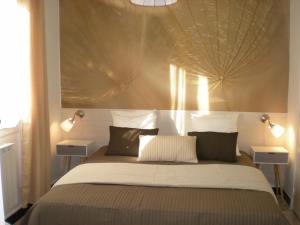 Llit o llits en una habitació de 2 Chemin Neuf balcon