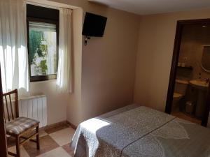 Hostal Arenal客房内的一张或多张床位