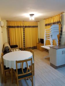 A television and/or entertainment centre at Apartamentos Olympia Center
