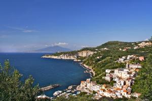 un gruppo di case su una collina vicino all'oceano di Caruso 4 a Sorrento