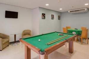 a room with a pool table with balls and cuesticks at Travel Inn Flats Santo André in Santo André