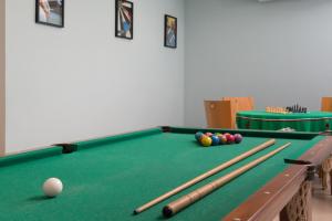 a room with a pool table with balls and bats at Travel Inn Flats Santo André in Santo André +21 photos