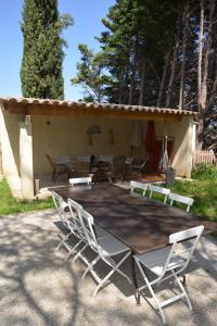 a group of chairs and a table with a patio at Le Mas de Panier in Caderousse
