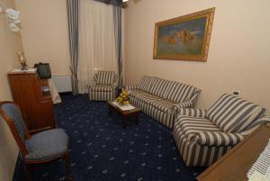 A seating area at Hotel Villa Delle Rose