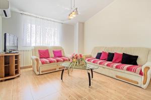 - un salon avec un canapé et une table dans l'établissement Lara Apartments, à Umag
