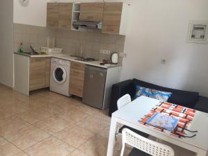 
A kitchen or kitchenette at Sisifou Apartment
