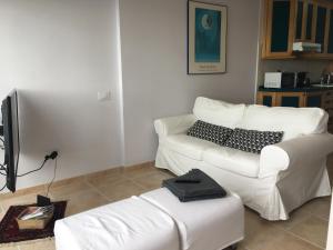 ラスパルマス・デ・グランカナリアにあるBeach line apartmentのリビングルーム(白いソファ、テレビ付)