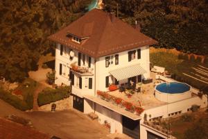 an aerial view of a house with a swimming pool at B&B Stirnimann in Bunzen