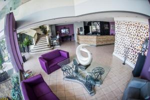 萊昂的住宿－Hotel Real Azteca Boulevard，享有带紫色家具的客厅的顶部景色。