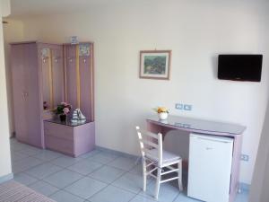 uma sala de vestir com uma secretária e uma cadeira em B&B Conca del Faro em Mattinata