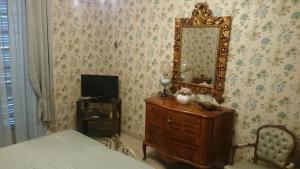 ミラッツォにあるImmanuel Kant BBのベッドルーム(鏡、ドレッサー、ベッド付)