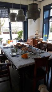 Gallery image of Bed & Breakfast “ Gastvrij onthaal “ in Een-West