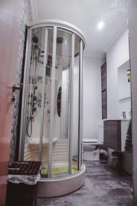 オウレンセにあるPiso centroのバスルーム(ガラスドア付きのシャワー付)が備わります。