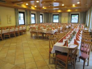 einen großen Bankettsaal mit Tischen und Stühlen in der Unterkunft Gasthof Pension Rabl in Völkermarkt