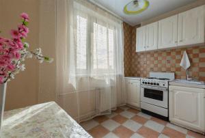 モスクワにあるDearHome Kvalynskiy bulvarのキッチン(白いコンロ、窓付)