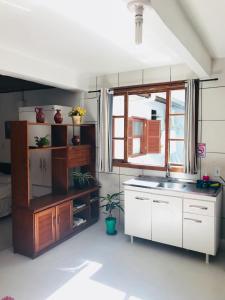Virtuvė arba virtuvėlė apgyvendinimo įstaigoje Lagoa da Conceição Apartments