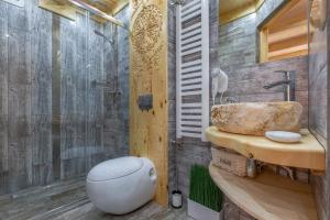 Et badeværelse på Domek z widokiem-Deluxe Cottage with a View Deluxe-Zakopane + 25 billeder