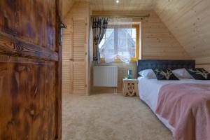 En eller flere senge i et værelse på Domek z widokiem-Deluxe Cottage with a View Deluxe-Zakopane