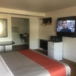 En tv och/eller ett underhållningssystem på Motel 6-Bremerton, WA