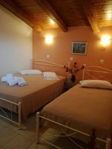 מיטה או מיטות בחדר ב-Apartments Filoxenia Zois