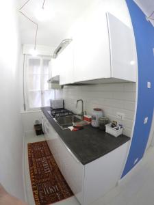 cocina con fregadero y encimera en Interno5 Apartment, en La Spezia