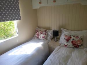 two beds sitting next to each other in a bedroom at Estuary View Caravans in Alnmouth