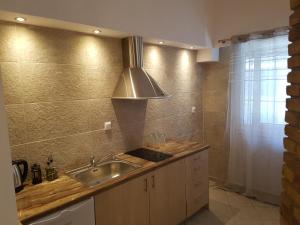 una cucina con lavandino e piano cottura di JOHN BEAUTY 50m2, METRO and ACROPOLIS 5' ad Atene