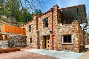 una casa in pietra con balcone sopra di A-Lodge Boulder a Boulder