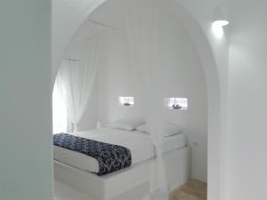 - une chambre blanche avec un lit dans l'établissement Tilos Island house, à Megálon Choríon