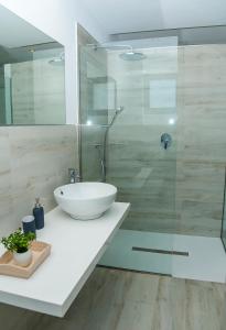 ムロにあるVilla Adriaのバスルーム(洗面台、ガラス張りのシャワー付)