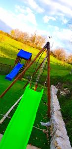 un parque infantil con tobogán y columpio en La Casetta della Ginestra, en Torricella in Sabina