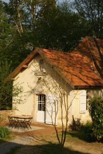 a white building with a picnic table in front of it at La Chapelle du Chateau Gîte in Pouillon