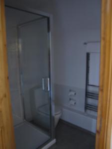 A bathroom at Rose & Crown 