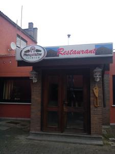 un restaurante con un cartel en la puerta de un edificio en Hotel zur Küferschenke en Nierstein